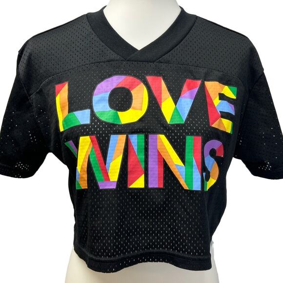 Well Worn Womens Small Love Wins Cropped Jersey Rainbow Athletic Jersey Shirt - Picture 1 of 4